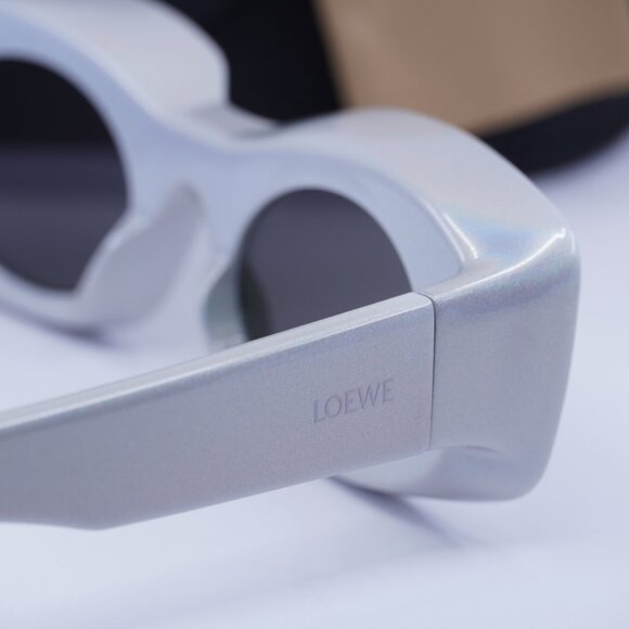 Loewe LW40033I 24C Rectangle Sunglasses – Pearlescent Silver/Silver Mirror - Picture 4 of 12